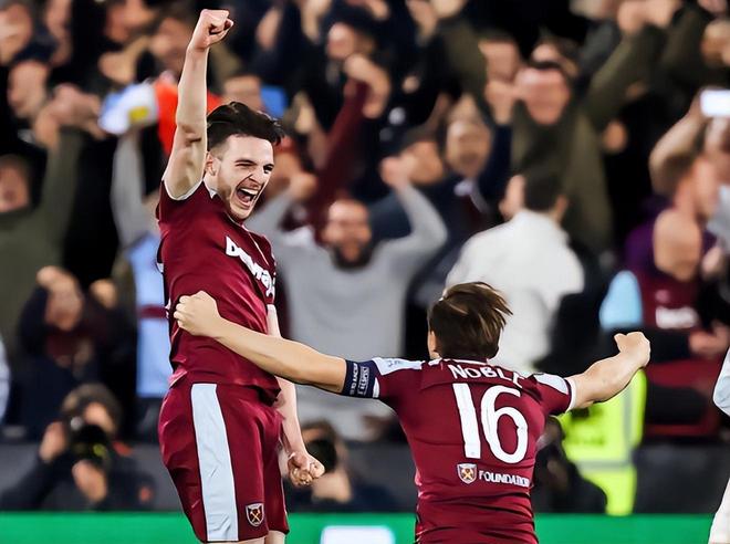 曼联、利物浦近五轮各1胜，英超积分榜曼联积22分，领先利物浦。